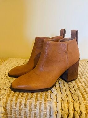 Women’s Vionic Lyssa Leather Heeled Ankle Boots Tan Leather Size 8.5